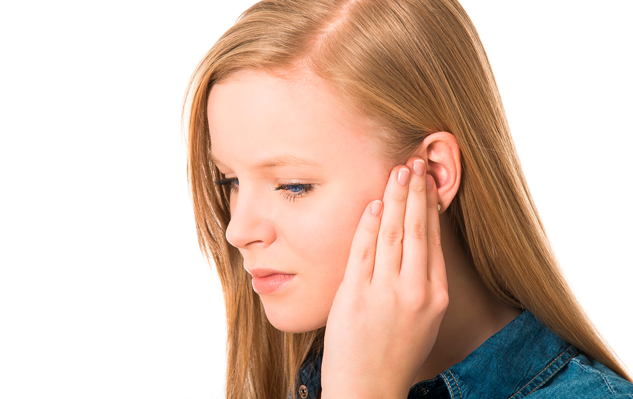 Почему закладывает уши: причины и лечение