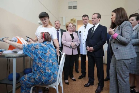 Медведев пригласил 100-летнего ветерана на юбилей Победы(НТВ. Сегодня, 17.05.2019)